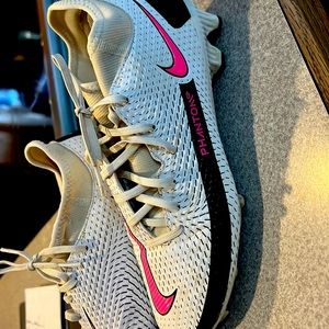 Nike Phantom Girls Soccer Cleats. In great condition.